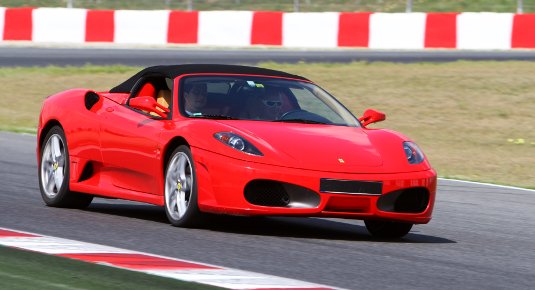 guidare ferrari su pista