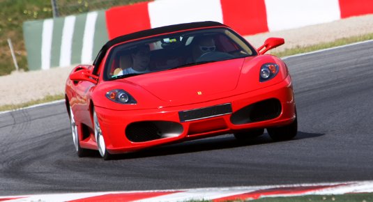 guidare una ferrari in pista