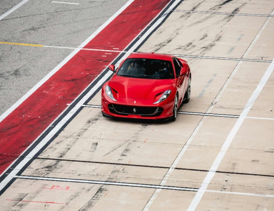 Guidare una Ferrari in pista durante un'esperienza di guida su circuito italiano