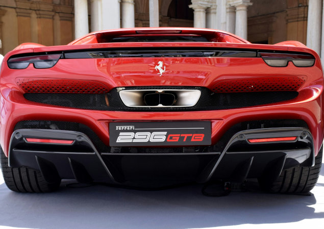 Guida una Ferrari 296 GTB in pista