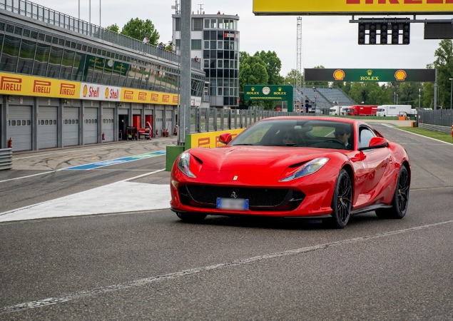 Guida una Ferrari 812 Superfast in pista