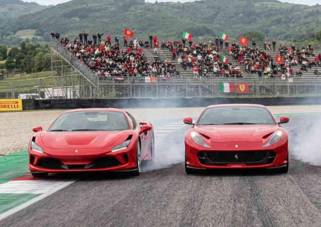 Guida una Ferrari in pista su circuito