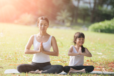 festa della mamma 2024 - mamma con figlia fanno yoga rilassamento