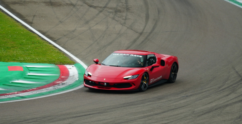 Ferrari 296 GTB che aggredisce i cordoli sul circuito di Mores