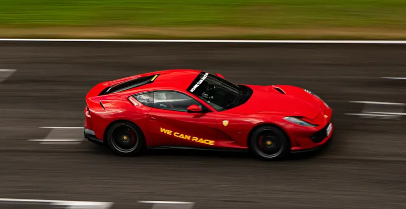 Ferrari 812 Superfast in accelerazione sul rettilinea della pista salentina