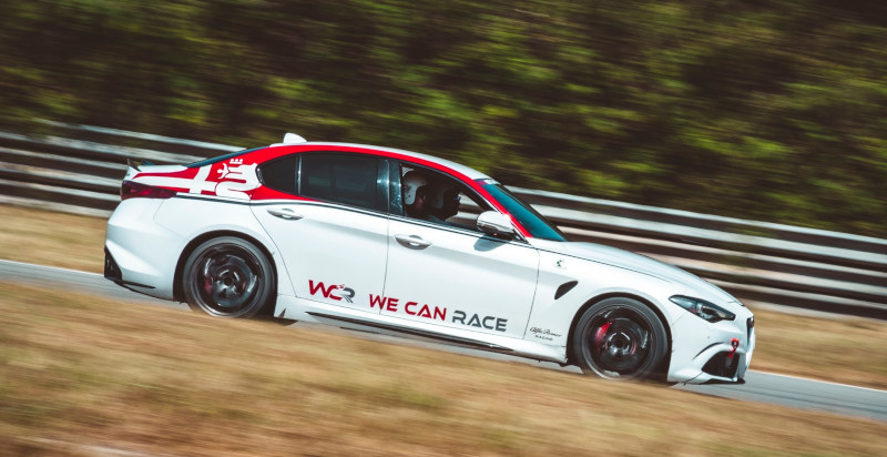 Alfa Giulia durante un giro in pista sul circuito di Magione in Umbria
