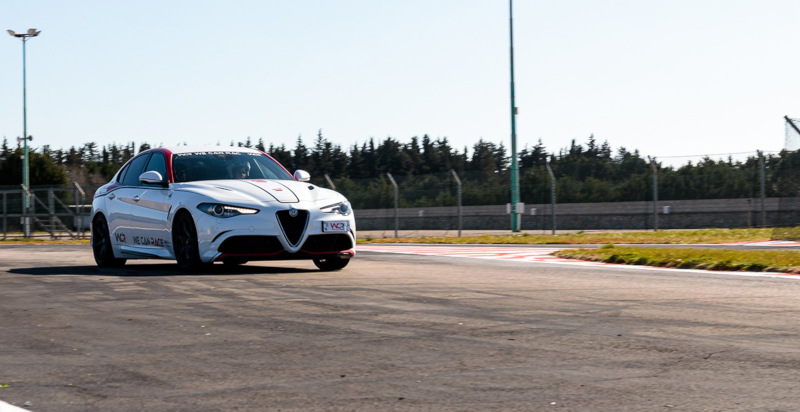 Primo piano dell'Alfa Giulia Quadrifoglio parcheggiata nel paddock del circuito Binetto