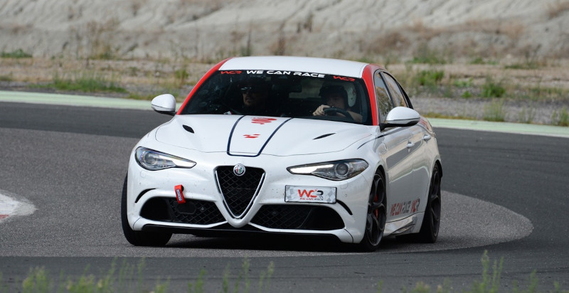Alfa Giulia Quadrifoglio mentre affronta una curva sul circuito in Sardegna