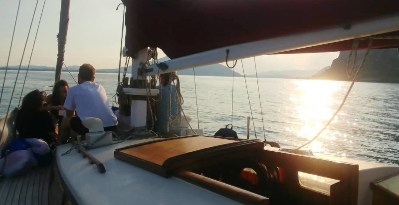 aperitivo in barca a vela lago iseo al tramonto