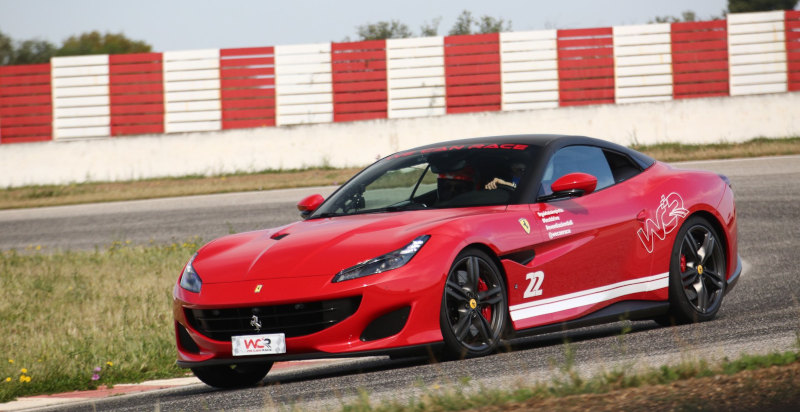 Supercar Ferrari in corsa ad alta velocità tra i cordoli dell'Autodromo di Airola