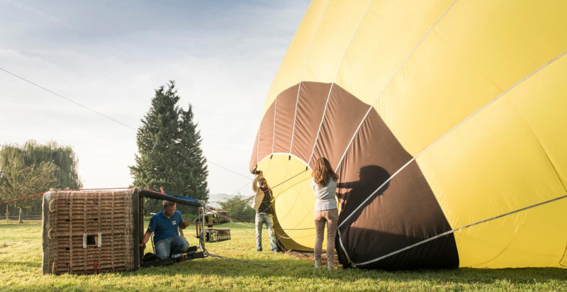 Gonfiaggio mongolfiera prima del decollo in Stiria, Austria