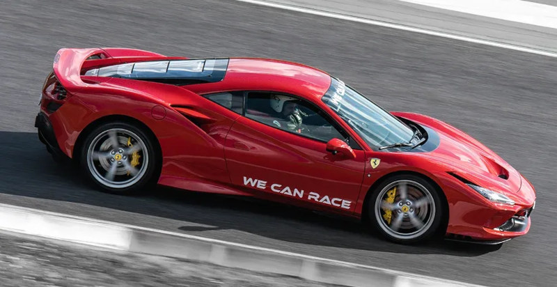 Bambino a bordo di una Ferrari F8 Tributo durante un giro in pista