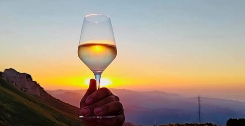 bicchiere brindisi al tramonto a Novara di Sicilia al ristorante Il Castello