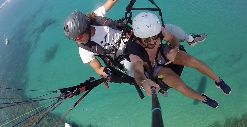 Vista aerea della Costa degli Dei durante un volo in parapendio a Tropea