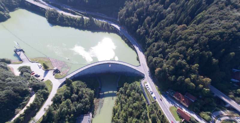 Vista dall'alto della diga zona del bungee jumping in Austria