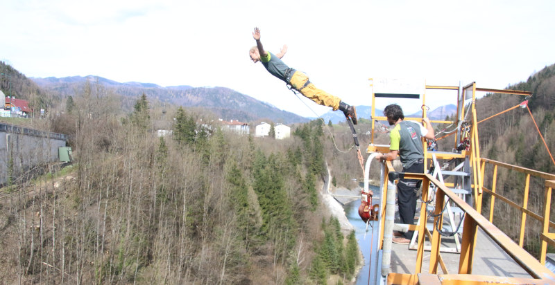 Salto bungee jumping dalla diga di Klaus in Austria 