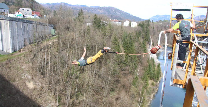 Salto bungee dalla diga di Klaus in Austria