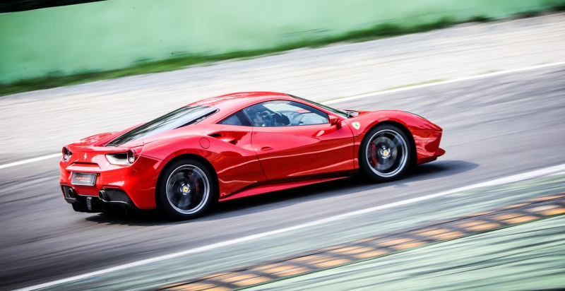 Sorpresa regalo con buono guida su supercar Ferrari 488 GTB al Mugello