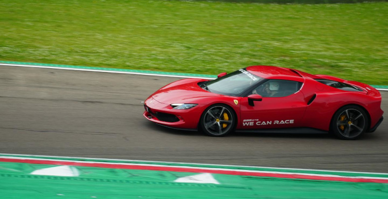 regalare l'esperienza di guida su pista a bordo della Ferrari 296 GTB sul circuito di Magione