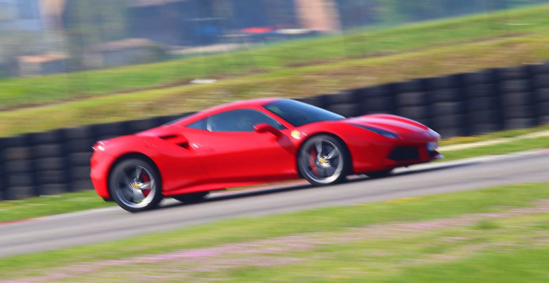 Buono Regalo di regali24 pronto per essere attivato per guidare la Ferrari 488 GTB sulla pista di Jesolo