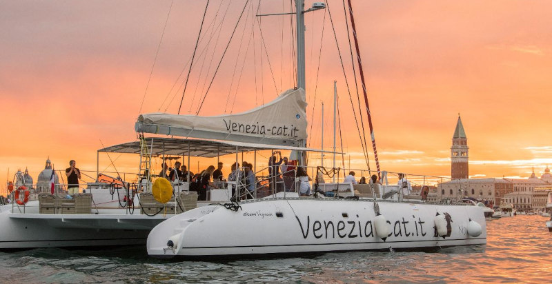 Tour a bordo di un catamarano durante il tramonto a Venezia