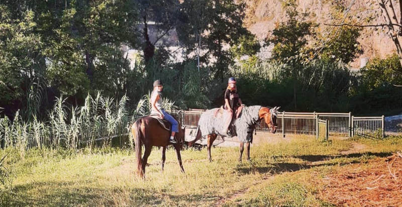 Cavaliere lungo sentieri panoramici nella natura della Toscana
