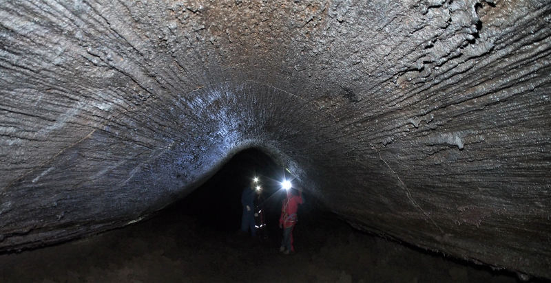caving-grottatrelivelli-etna