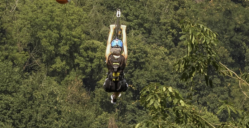 Lancio dalla Colossus Zipline a Veglio con vista sulle montagne biellesi.