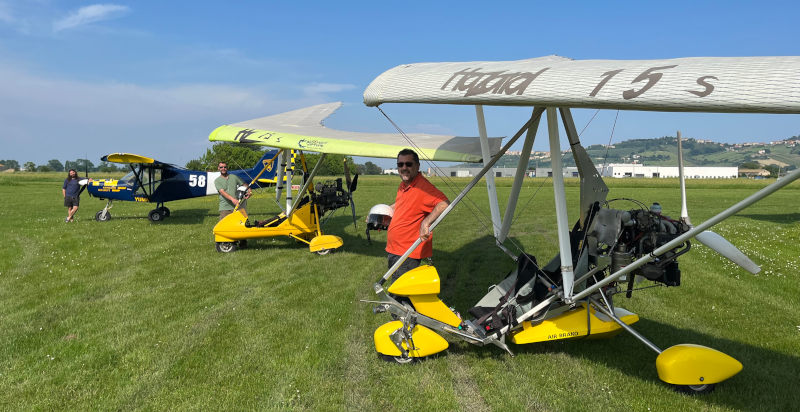volare vicino a Loreto in deltaplano a motore