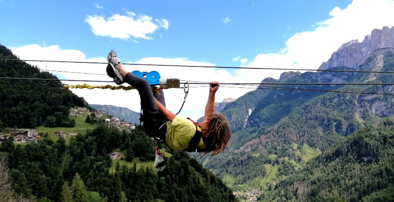 Zipline in provincia di Belluno con vista sulle montagne e vallate venete.