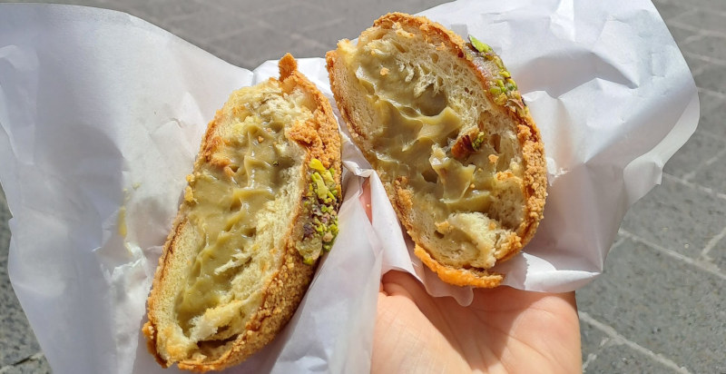 Dolce tipico siciliano durante lo street food tour a Taormina
