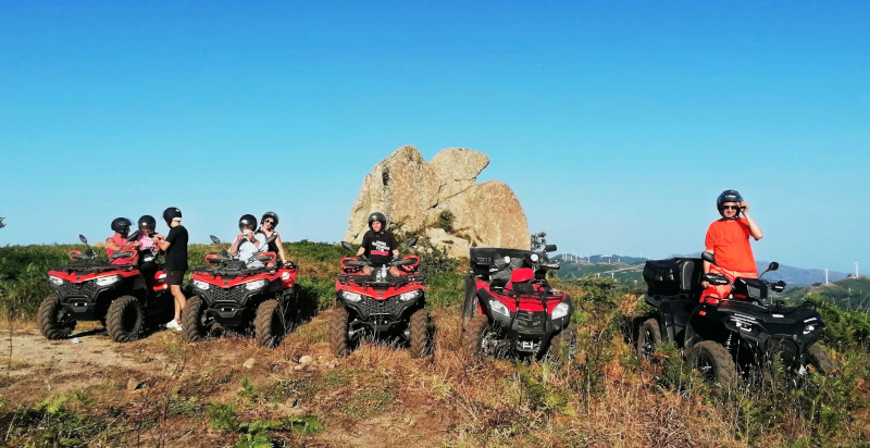 escursione in quad a novara di sicilia - foto di gruppo - partecipanti con quad