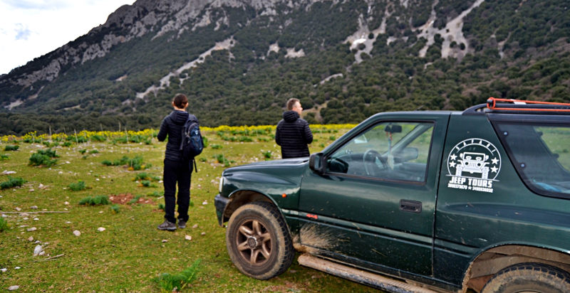 "Giovani in jeep esplorano la Sicilia durante escursione 4x4