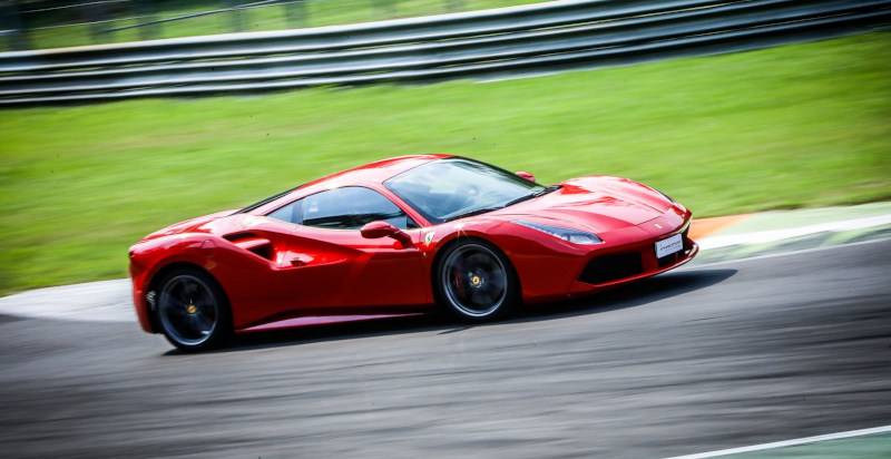 Un'esclusiva esperienza di guida in pista in Lombardia al volante della prestazionale Ferrari 488 GTB