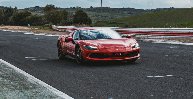 Ferrari 296 GTB sulla pista di Magione