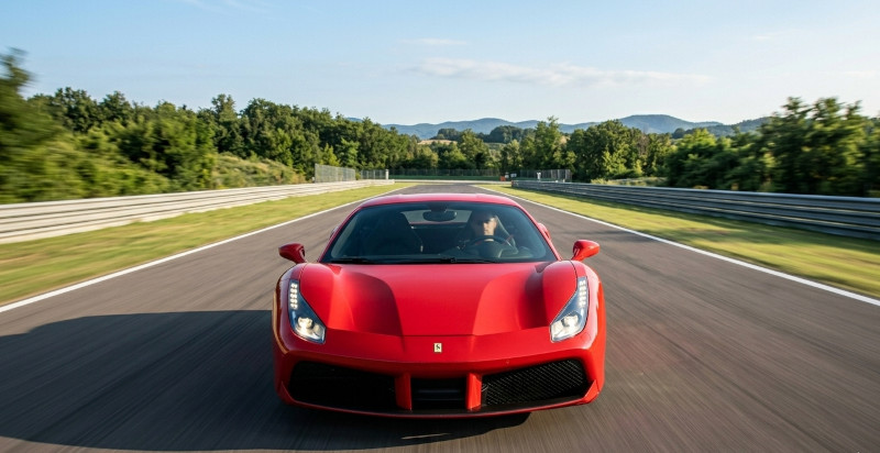 Esperienza per bambini come passeggeri su Ferrari a Varano