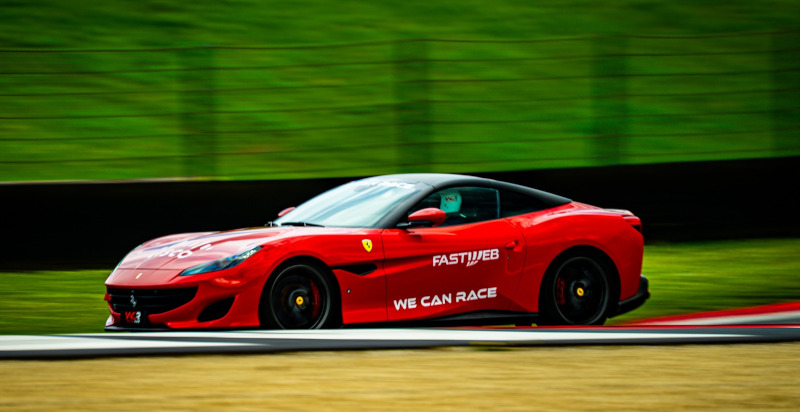 Ferrari Portofino e Ferrari 488 nei box del circuito di Limatola prima del giro in pista