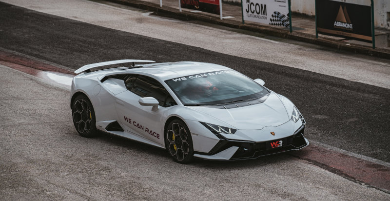 Supercar Lamborghini Huracán Tecnica durante una sessione di guida sportiva in Puglia