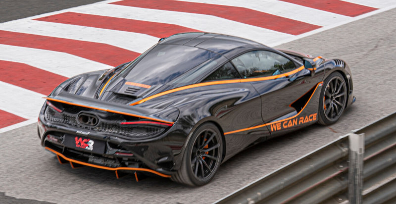 Supercar McLaren 750S durante una sessione di guida sportiva in Sicilia