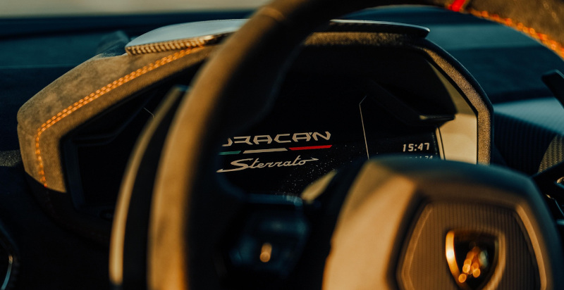 Supercar Lamborghini Huracán Sterrato durante una sessione di guida sportiva