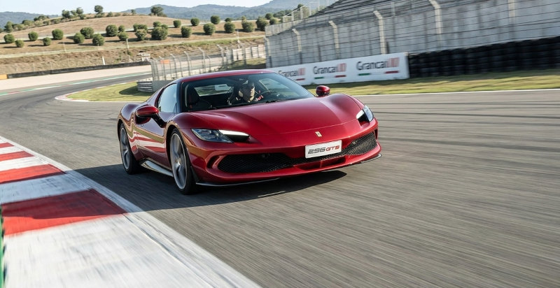 Ferrari 296 GTB sul circuito di Vairano