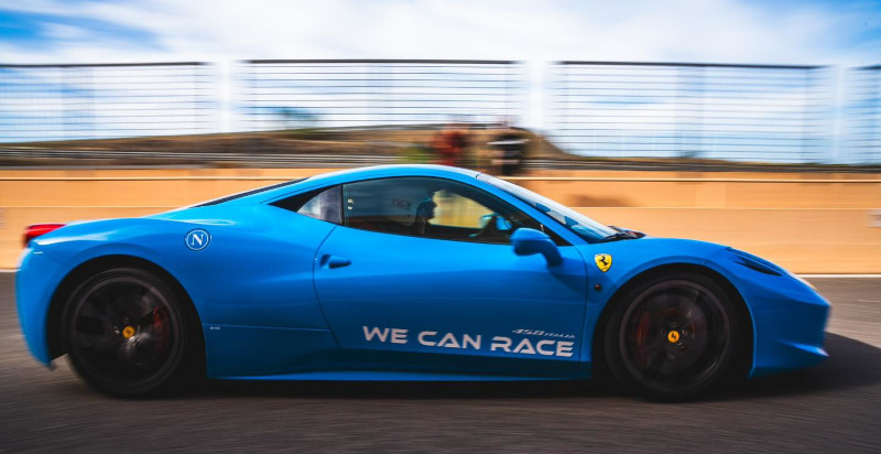 Pilota alla guida di una Ferrari 458 Italia sul tracciato del Circuito del Velturno a Limatola
