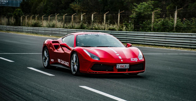 Ferrari 488 GTB rossa in accelerazione sul rettilineo del Circuito La Conca a Muro Leccese