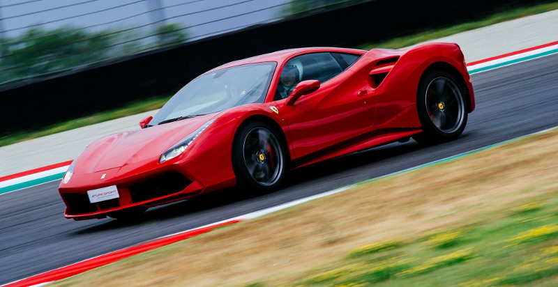 Ferrari 488 GTB in accelerazione a Imola con motore V8 biturbo e prestazioni da supercar