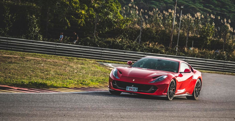Ferrari 812 Superfast in forte accelerazione sul Circuito del Volturno con il potente motore V12 in piena erogazione