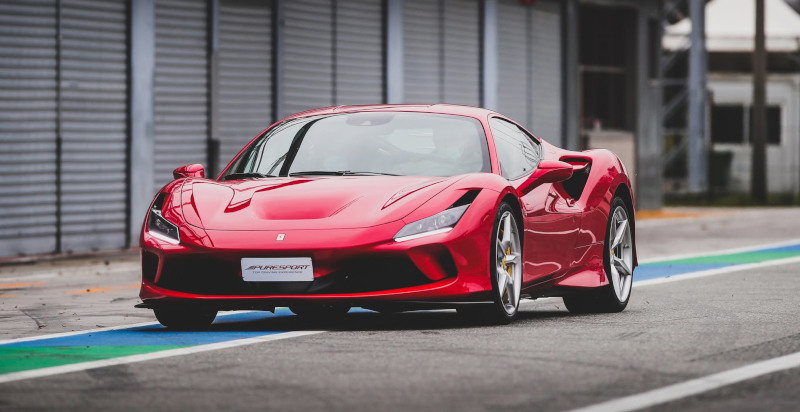 Ferrari F8 Tributo pronta nei box del circuito di Cremona per la guida in pista