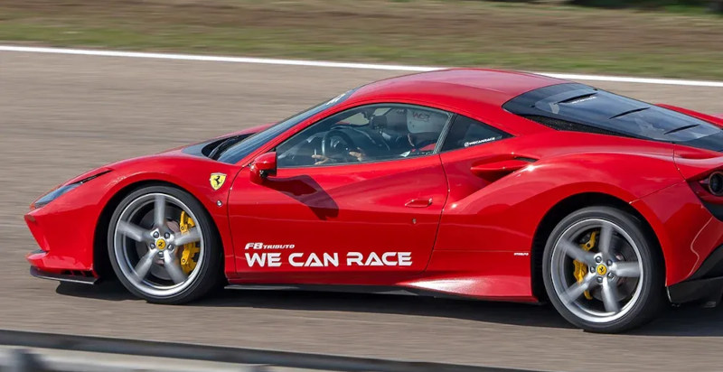 La Ferrari F8 Tributo pronta alla partenza nei box del circuito di Limatola in Campania