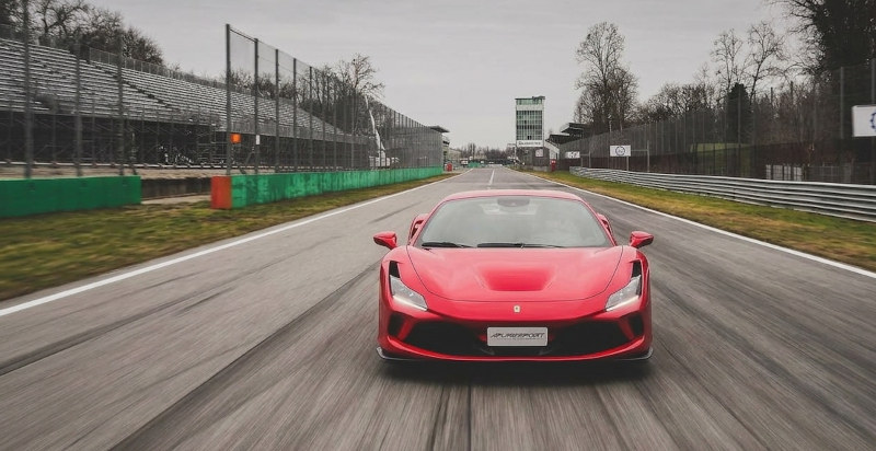 Ferrari F8 Tributo a tutta velocità sul rettilineo dei box a Monza