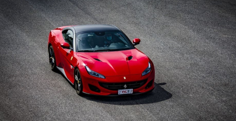 Ferrari Portofino sportiva in pista sul circuito di Limatola