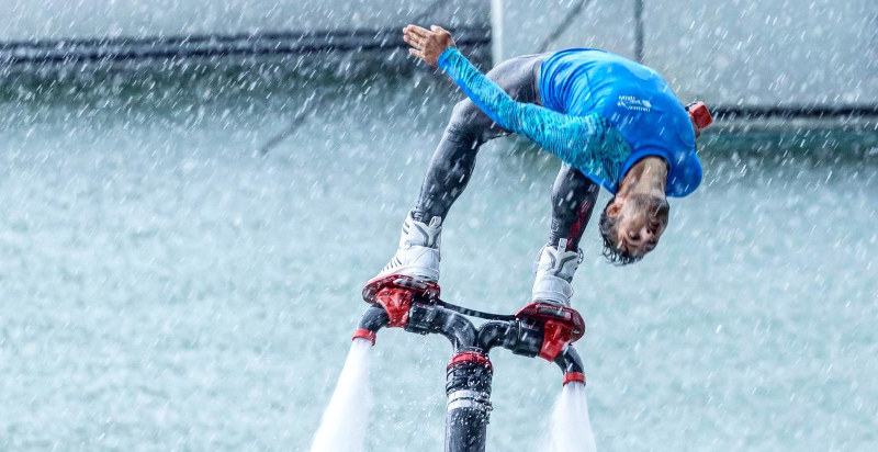 Volo con flyboard sulla spiaggia del Poetto a Cagliari